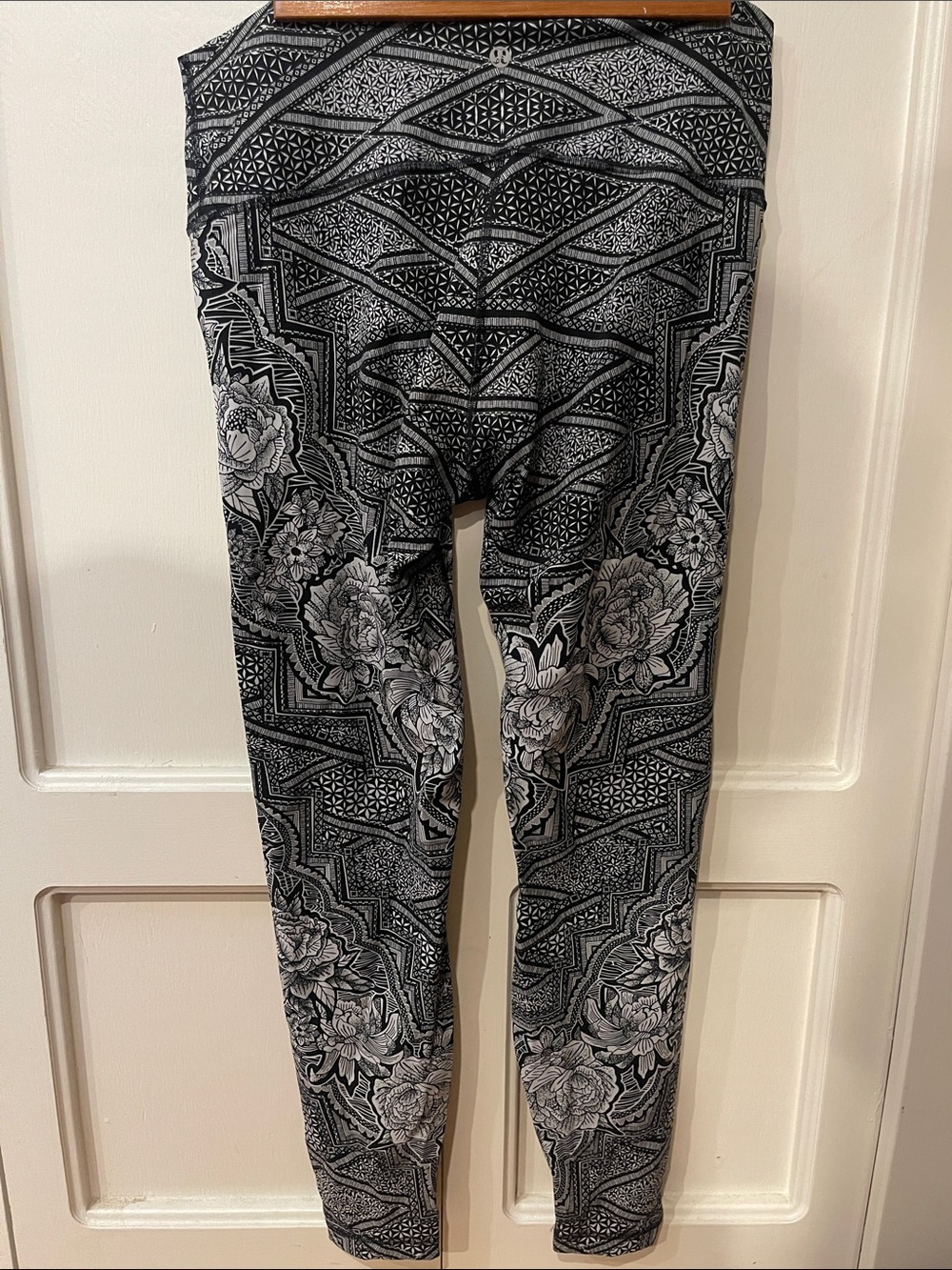 LuLu Lemon Black & White Floral Geo Print Leggings